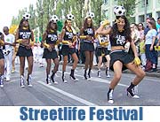 Volles Wochenende auf der Leopoldstraße: das Streetlife Festival samt Corso Leopold bietet zahlreiche Attraktionen. Wir haben viele Fotos vom Samba Umzug am Samstag (Foto: Martin Schmitz)
